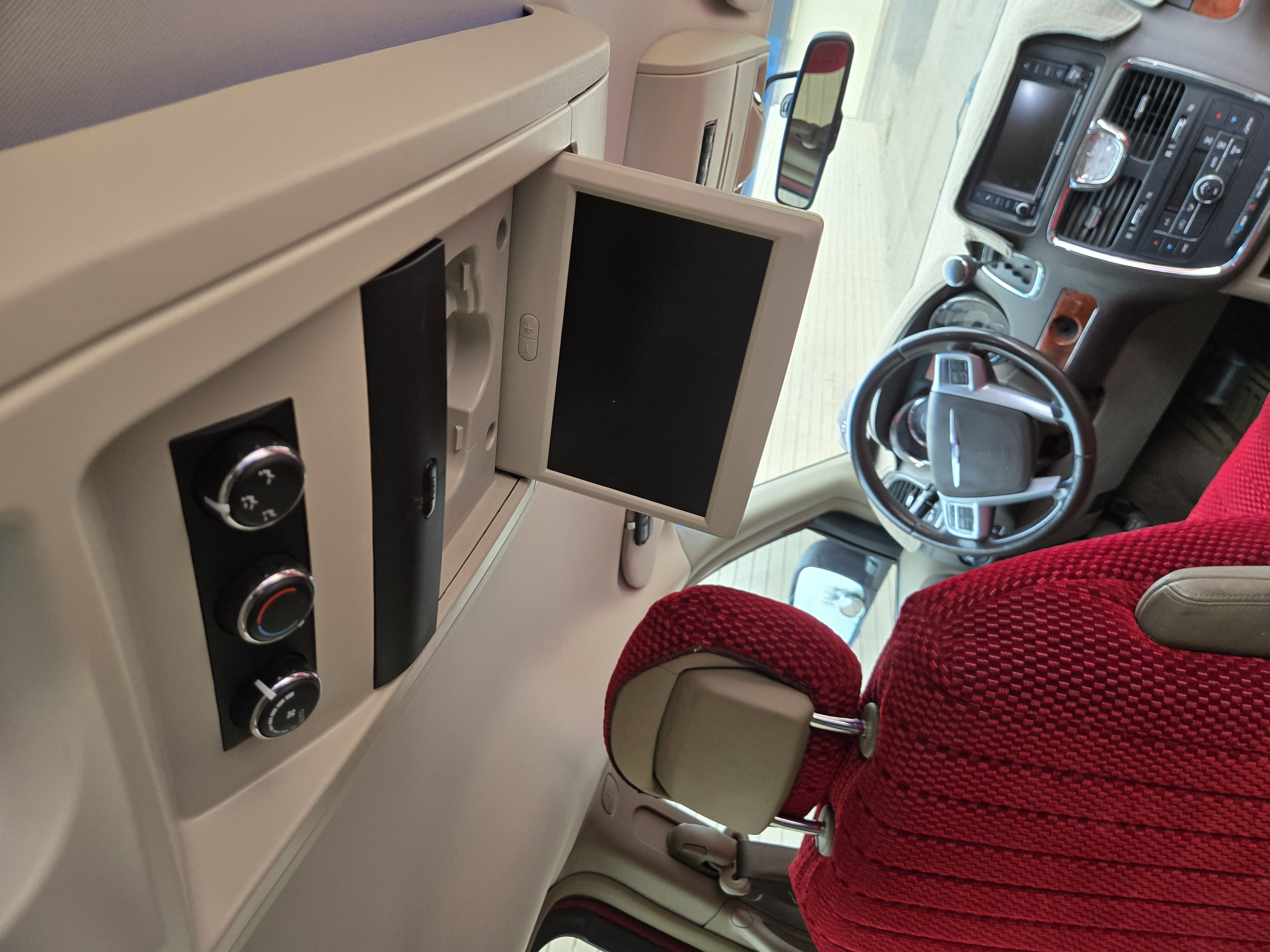 Used 2014 Chrysler Town & Country Touring FWD image 13