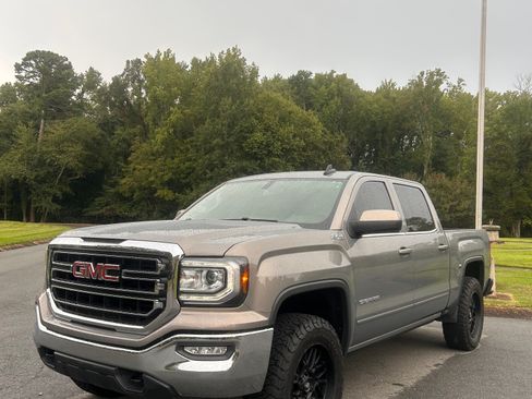 Used 2017 GMC Sierra 1500 SLE w/ SLE Value Package AWD/4WD image 4