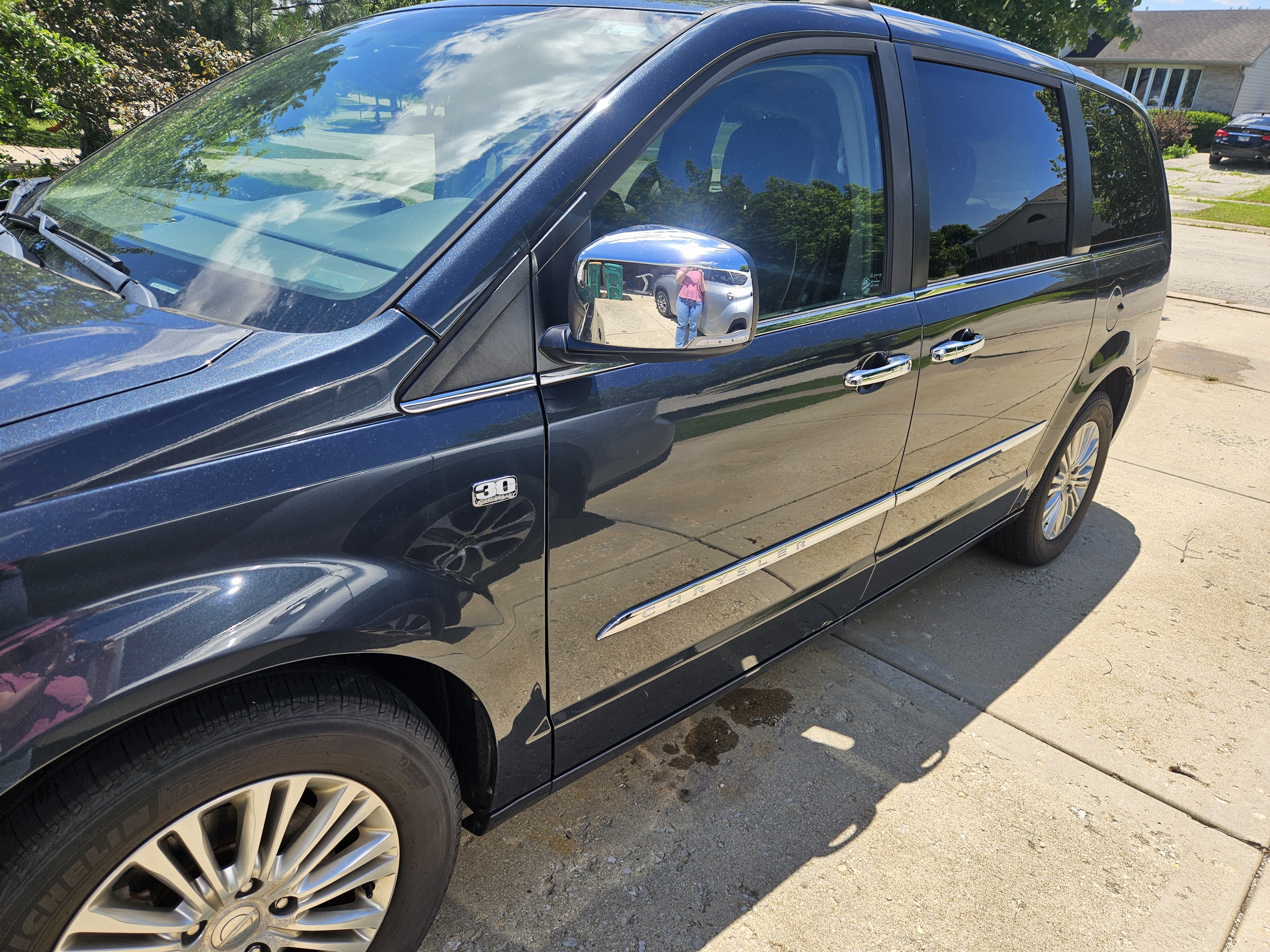Used 2014 Chrysler Town & Country Touring-L FWD image 11