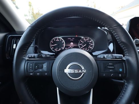 Used 2022 Nissan Pathfinder SV image 11