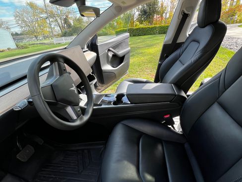 Used 2021 Tesla Model Y Long Range image 12