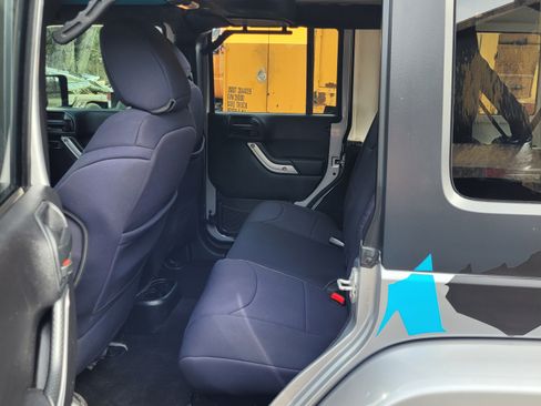 Used 2016 Jeep Wrangler Unlimited Sahara w/ Connectivity Group image 15