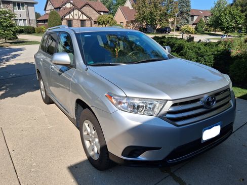 Used 2012 Toyota Highlander SE w/ Tow Pkg image 2