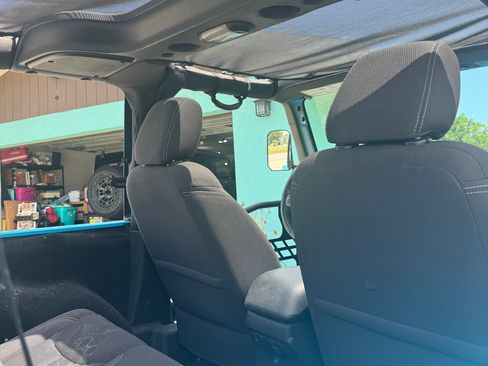 Used 2017 Jeep Wrangler Sahara w/ Connectivity Group AWD/4WD image 15
