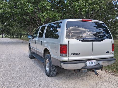 Used 2005 Ford Excursion XLT image 8