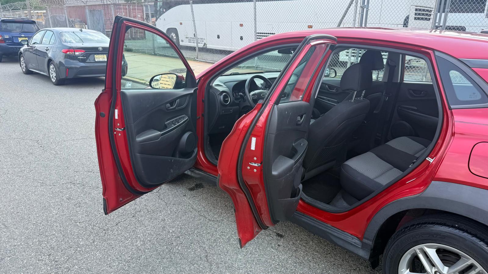 Used 2018 Hyundai Kona SE FWD image 2