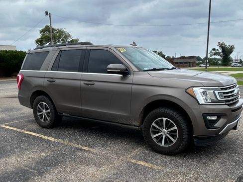 Used 2018 Ford Expedition XLT w/ Equipment Group 202A image 2