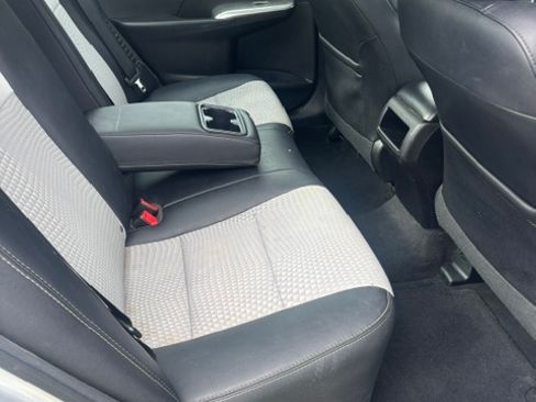 Used 2014 Toyota Camry SE w/ Moonroof Package FWD image 18