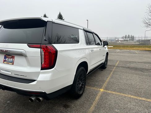 Used 2021 GMC Yukon XL Denali w/ Denali Premium Package AWD/4WD image 10