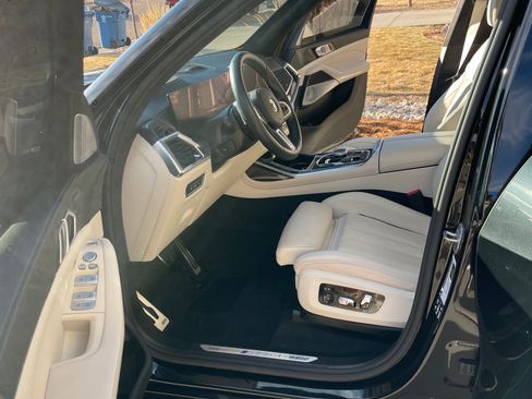 Used 2025 BMW X7 M60i w/ Climate Comfort Package image 5