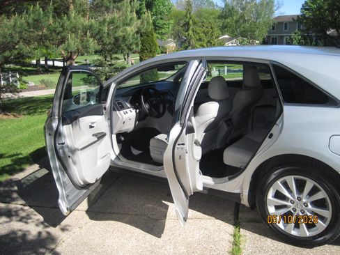 Used 2013 Toyota Venza LE w/ LE Convenience Pkg FWD image 16