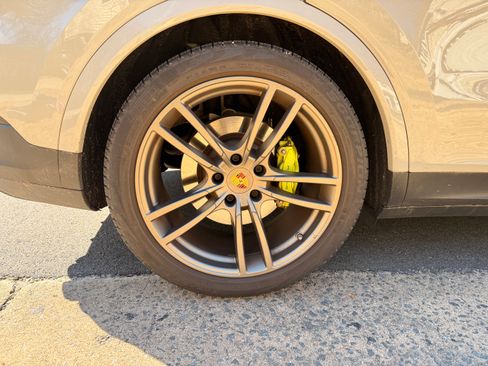 Used 2022 Porsche Cayenne Platinum Edition image 17