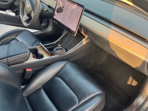 Used 2019 Tesla Model 3 Standard Range Plus image 6