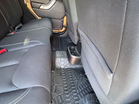 Used 2015 Jeep Wrangler Unlimited Rubicon image 19
