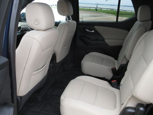 Used 2023 Chevrolet Traverse LT w/ LPO, Floor Liner Package FWD image 11