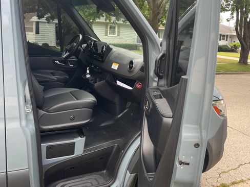 Used 2021 Mercedes-Benz Sprinter 2500 image 4