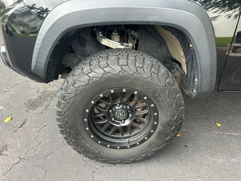 Used 2018 Toyota Tacoma TRD Off-Road AWD/4WD image 16