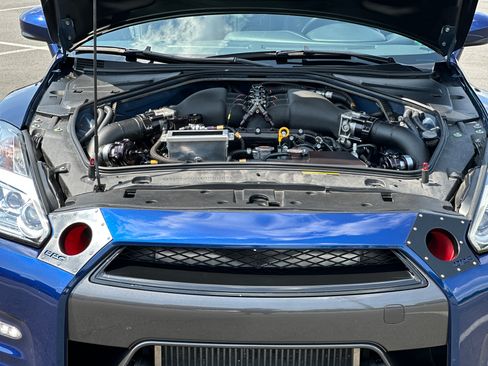 Used 2015 Nissan GT-R Premium image 11