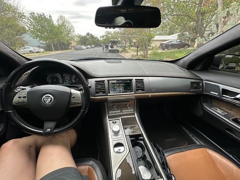 Used 2011 Jaguar XF R RWD image 8