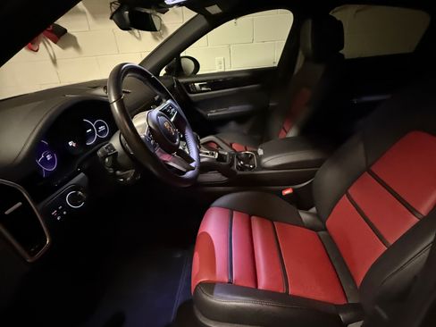 Used 2022 Porsche Cayenne Platinum Edition image 4