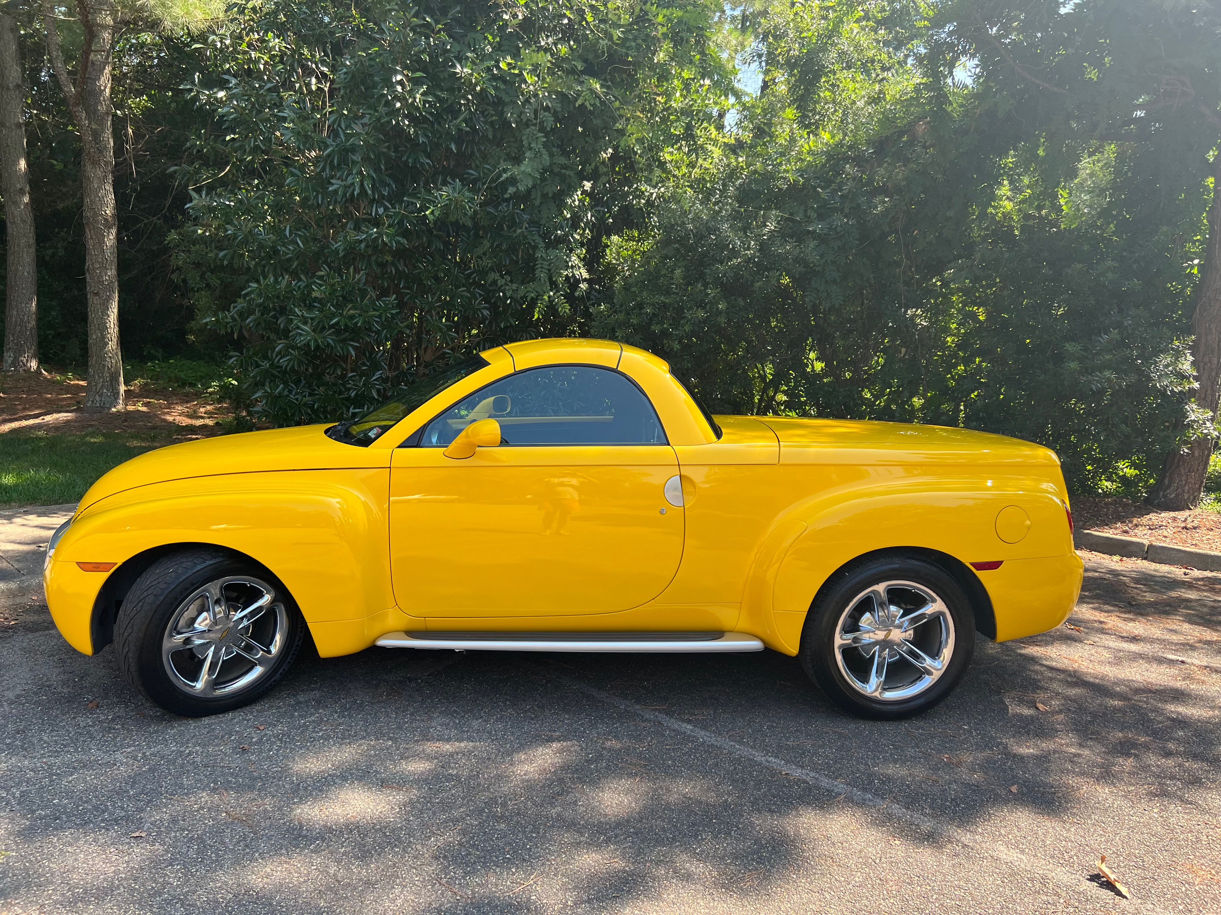 Used 2004 Chevrolet SSR w/ Preferred Equipment Group RWD image 1