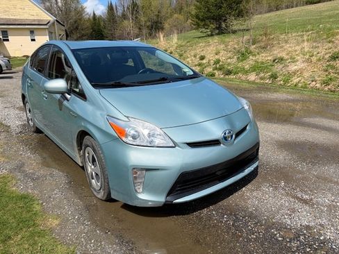 Used 2014 Toyota Prius Four FWD image 2