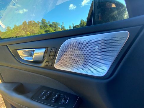 Used 2020 Volvo V60 T6 R-Design image 5