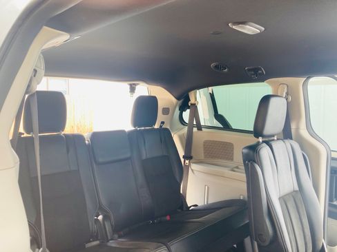 Used 2019 Dodge Grand Caravan SXT image 1