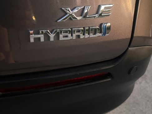 Used 2022 Toyota Sienna XLE image 19