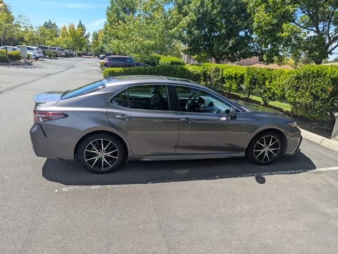 Used 2023 Toyota Camry SE image 2