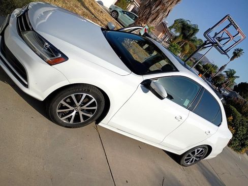 Used 2017 Volkswagen Jetta SE FWD image 2