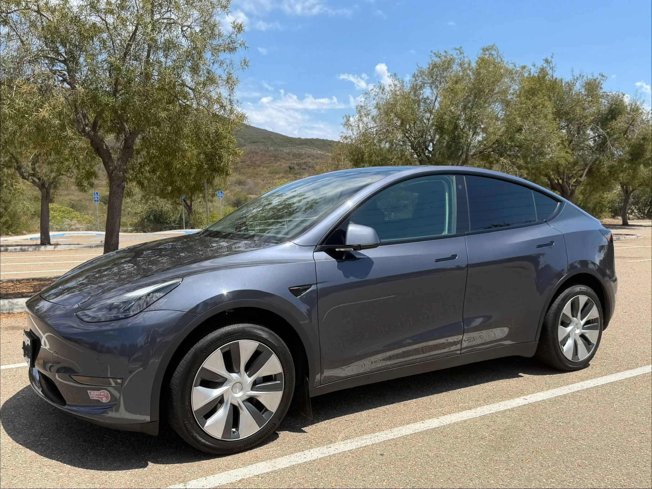 Used 2022 Tesla Model Y Long Range AWD/4WD image 1