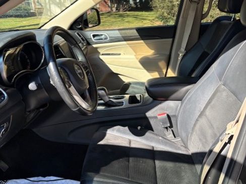 Used 2019 Jeep Grand Cherokee Laredo image 16