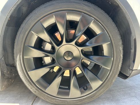 Used 2022 Tesla Model Y Long Range image 29