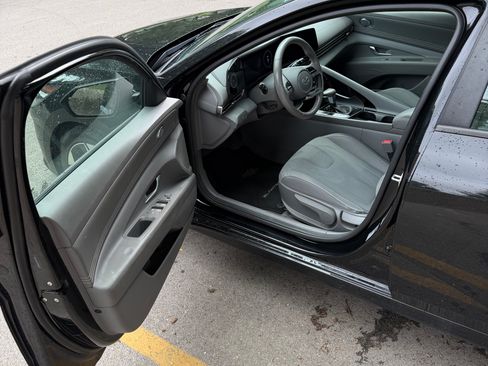 Used 2023 Hyundai Elantra SEL w/ Convenience Package FWD image 4