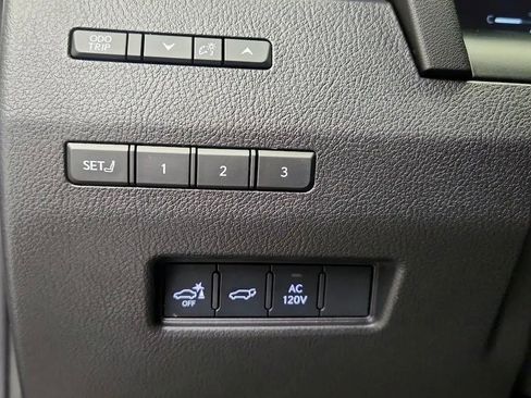 Used 2025 Lexus GX 550 w/ Accessory Package (32) AWD/4WD image 17