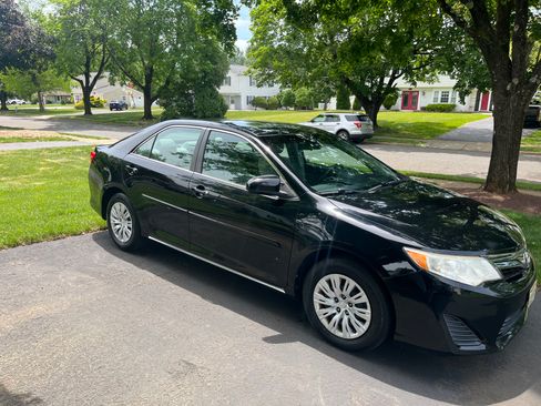 Used 2014 Toyota Camry LE FWD image 2