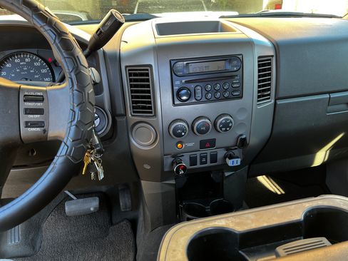 Used 2004 Nissan Titan XE image 10