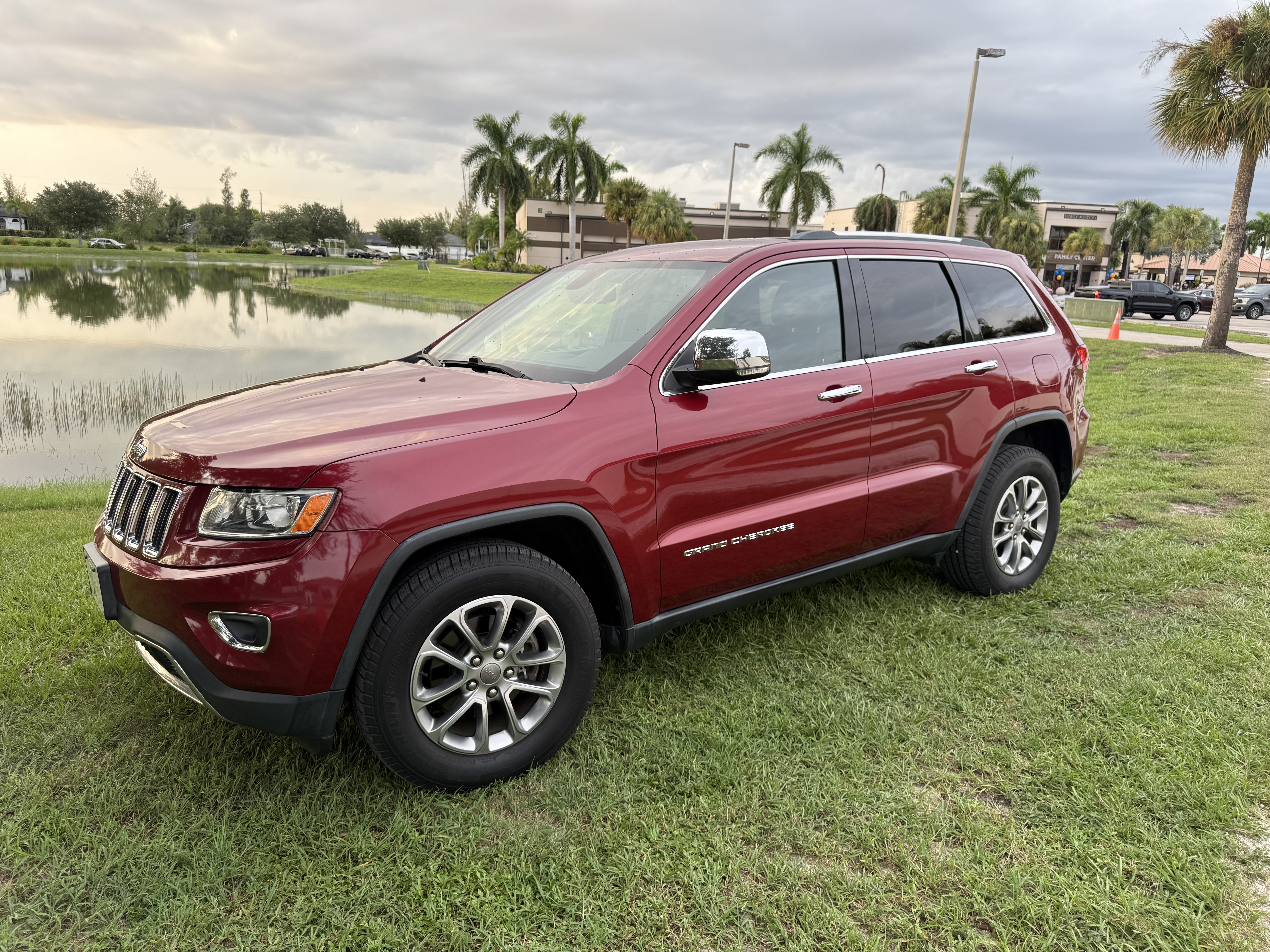 Used 2015 Jeep Grand Cherokee Limited AWD/4WD image 1