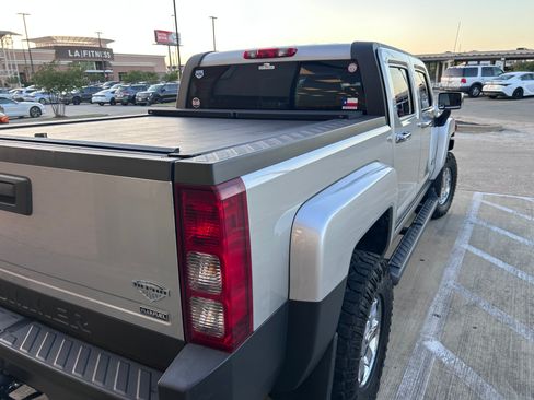 Used 2010 HUMMER H3T Alpha AWD/4WD image 16