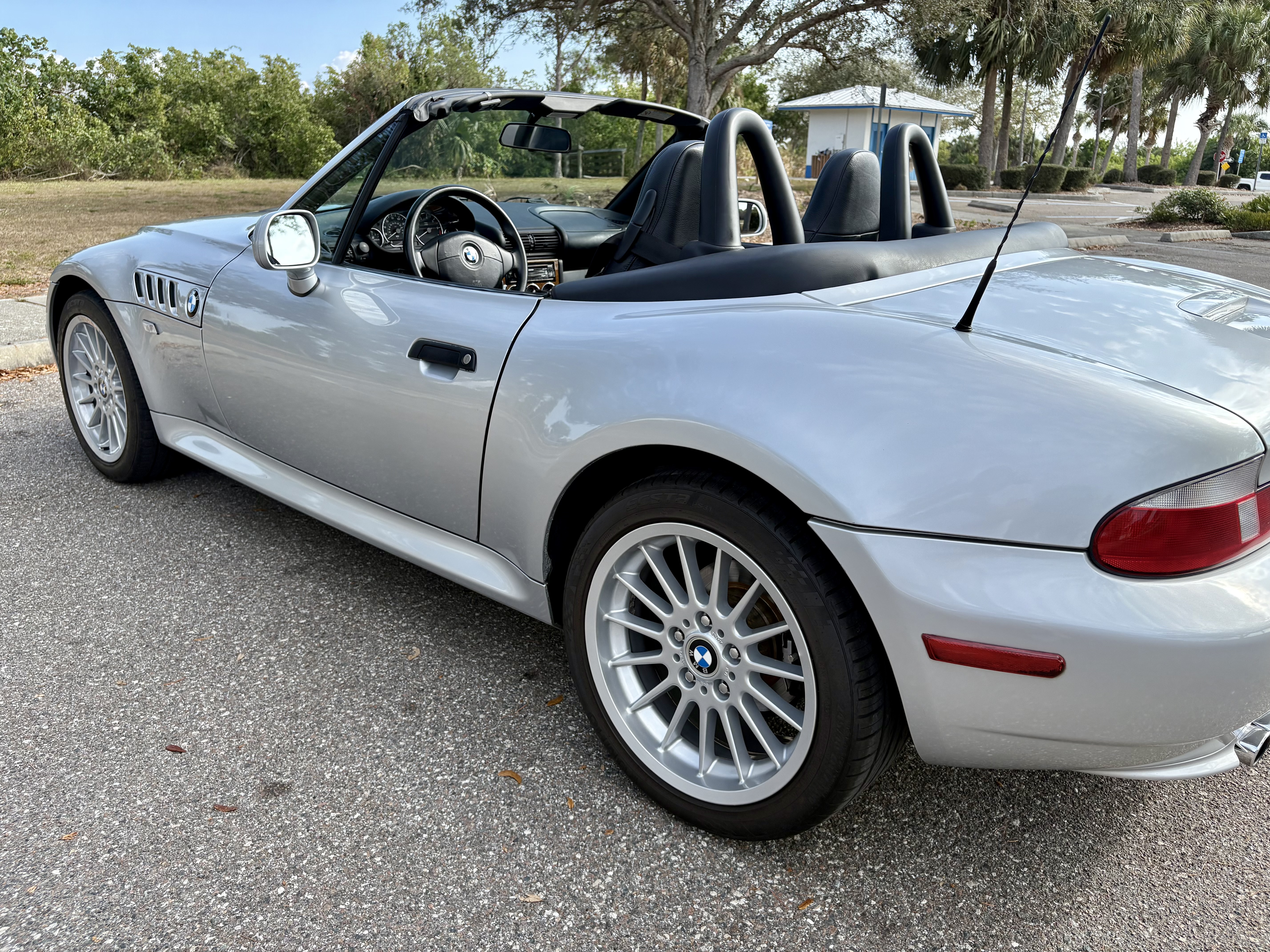 Used 2001 BMW Z3 3.0i RWD image 6