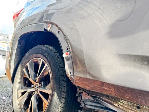 Used 2017 Toyota Highlander LE image 5