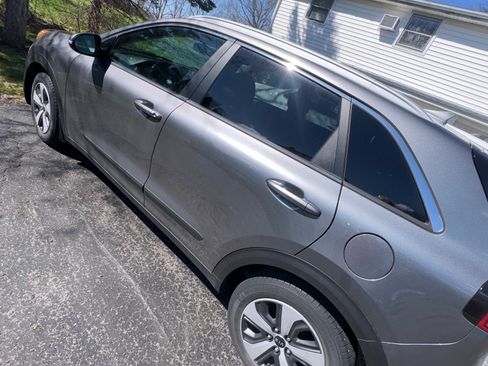 Used 2017 Kia Niro EX FWD image 9