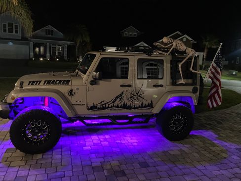 Used 2016 Jeep Wrangler Unlimited Sahara w/ Connectivity Group AWD/4WD image 30