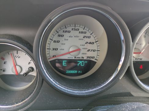 Used 2010 Dodge Challenger SRT8 w/ Plum Crazy Group image 6