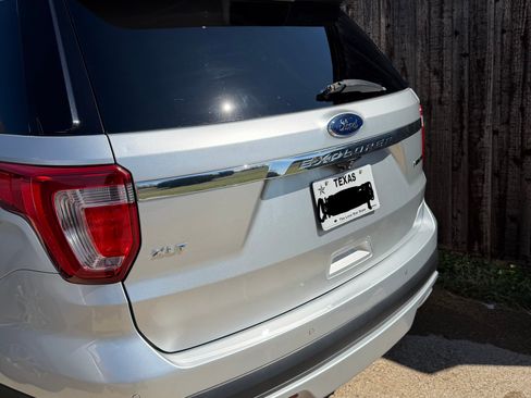 Used 2016 Ford Explorer XLT w/ Equipment Group 201A image 6