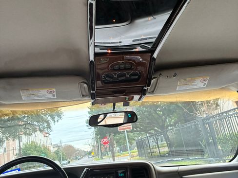 Used 2002 Chevrolet Suburban LT image 28