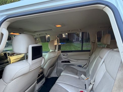 Used 2013 Lexus LX 570 4WD w/ Luxury Pkg image 12