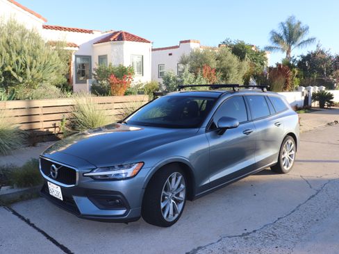 Used 2021 Volvo V60 T5 Momentum w/ Premium Package image 1