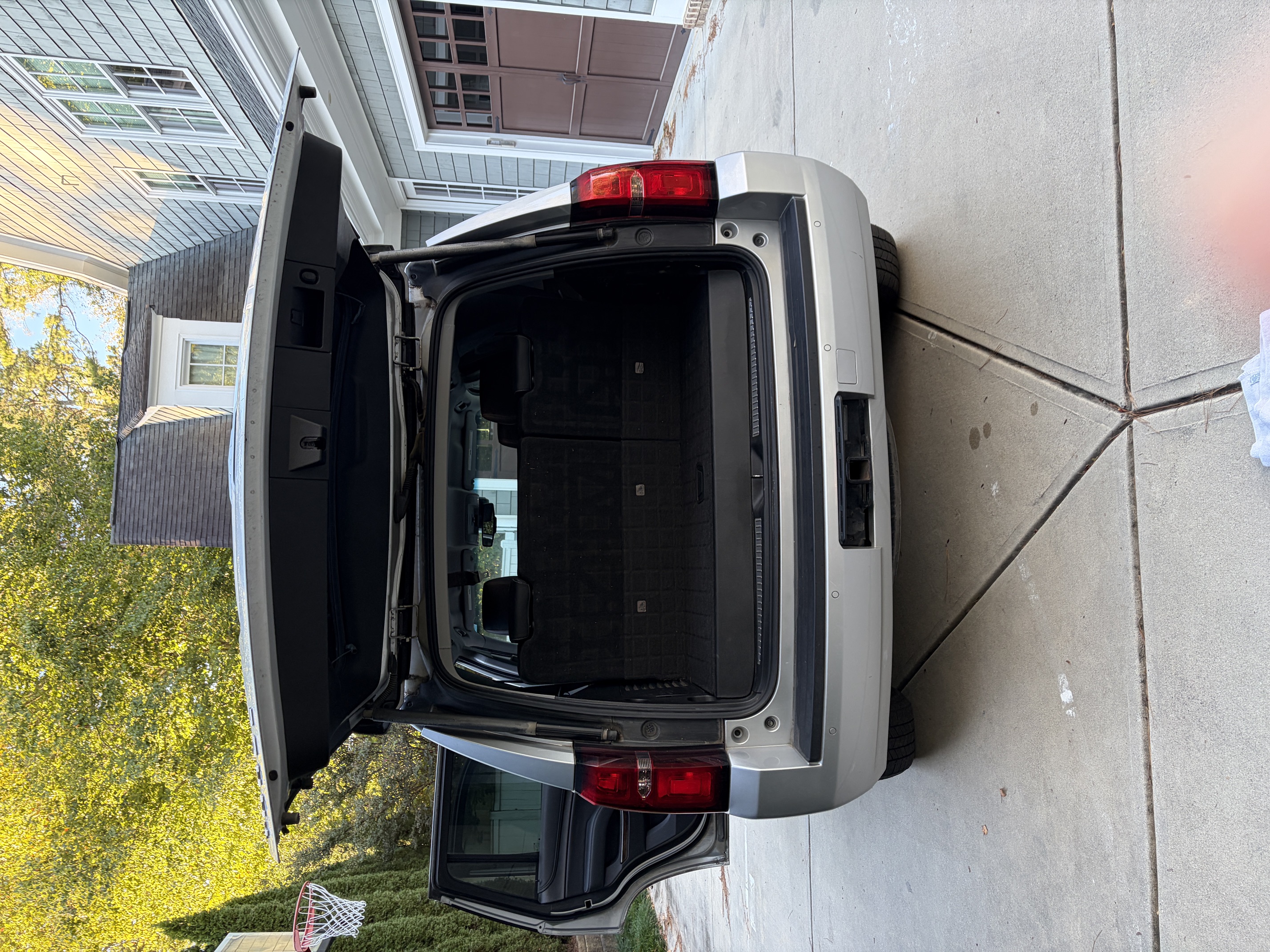 Used 2019 Chevrolet Tahoe LT w/ Luxury Package RWD image 11